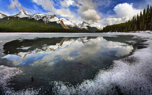 宁静湖畔雪山森林美景
