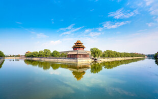 湖畔古建倒影 美景如画