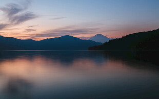 湖畔黄昏美景
