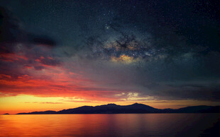 日落时分的湖山星空美景