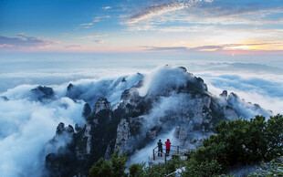 云海之巅的壮美山景