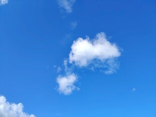 蓝天中的洁白云朵