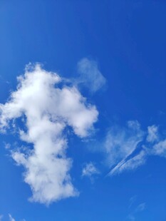 蓝天下的梦幻云朵