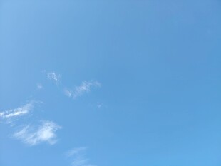 晴朗蓝天飘着几朵白云