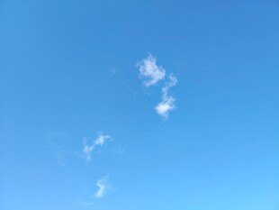 蓝天中的几朵白云