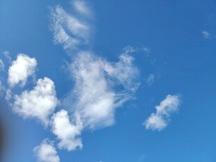 蓝天飘白云