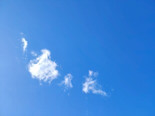 蓝天中的几朵白云
