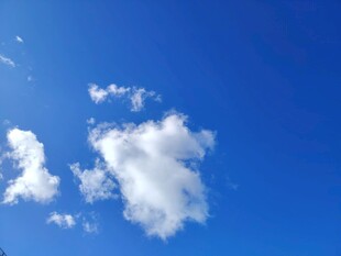 蓝天中的蓬松白云