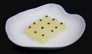 精致摆盘的黄色点心