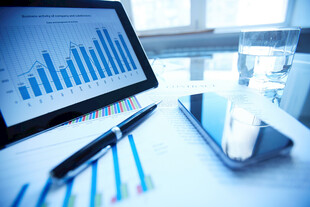 办公桌上的数据分析设备