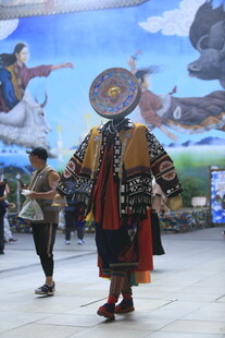 身着民族服饰的表演者