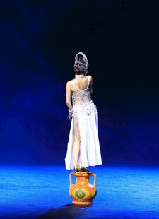 女子独舞于舞台上