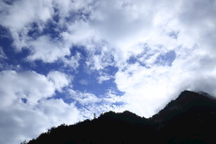 山峦之上的蓝天白云