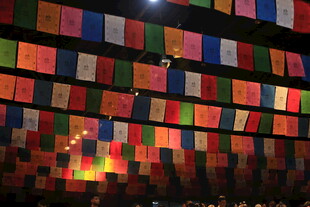 五彩经幡悬挂场景