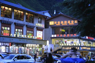 小镇夜景  灯火璀璨的街道