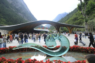 九寨沟景区入口处的特色艺术雕塑