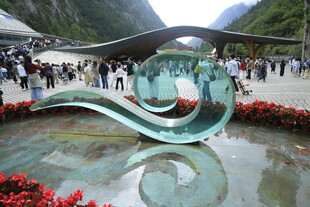 九寨沟景区独特雕塑