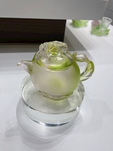 晶莹剔透琉璃茶壶