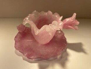 粉色雕花琉璃工艺品