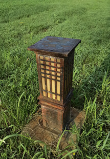 户外草地中的复古风灯柱