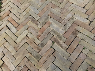 人字形铺砖纹理特写