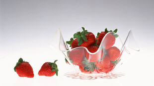 玻璃碗中的新鲜草莓