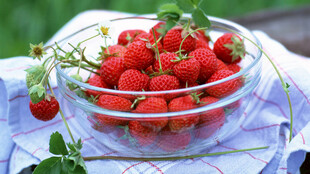 玻璃碗中的新鲜红草莓