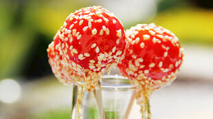 撒芝麻的红色棒棒糖