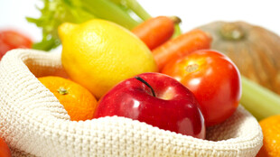 装满多彩蔬果的编织袋