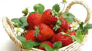 篮子里的新鲜草莓