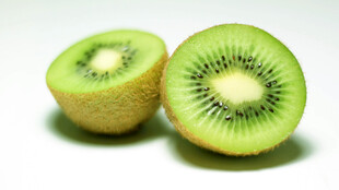 切开的新鲜猕猴桃