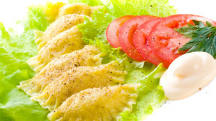 美味炸物配新鲜蔬菜