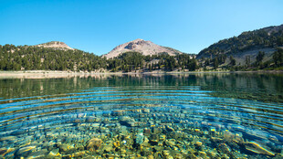 清澈湖水下的美丽山景