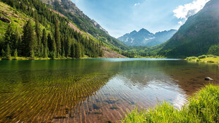 山间静谧湖景 绿意盎然