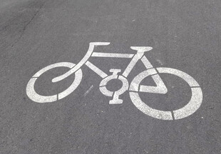 灰色衣物上的自行车印花