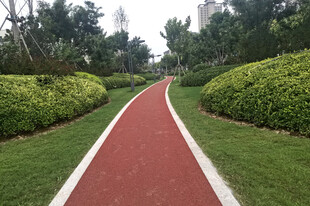 城市中的红色健身步道