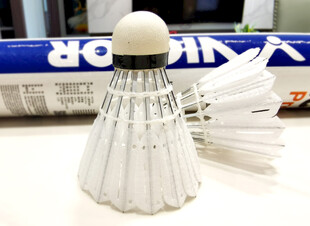 白色羽毛球及羽球用品