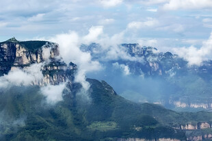 云雾山峦