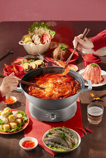 丰盛火锅聚餐场景