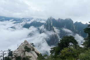 云雾缭绕的壮美山峰景色