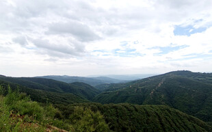 山峦云海间的壮美景色