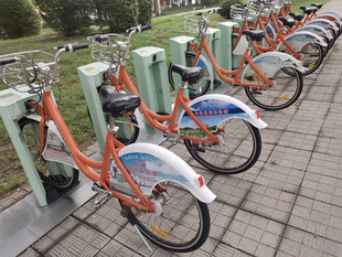 整齐停放的共享自行车