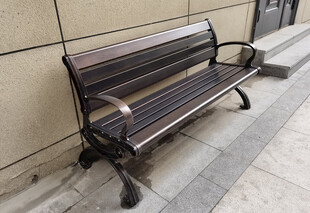 户外金属长椅特写