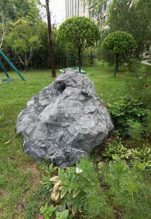 公园中的灰色景观石