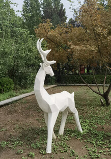 公园中的白色鹿形雕塑