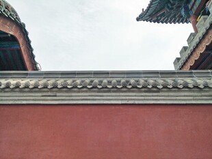 中式红墙古建筑屋檐一角