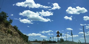 公路边的蓝天白云风景