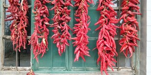 门前悬挂的串串红辣椒