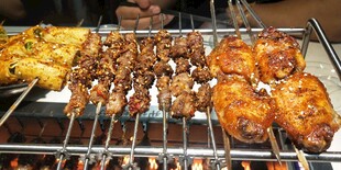 美味烧烤架上的多样烤肉