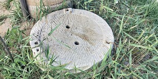 古老石磨盘置于草地